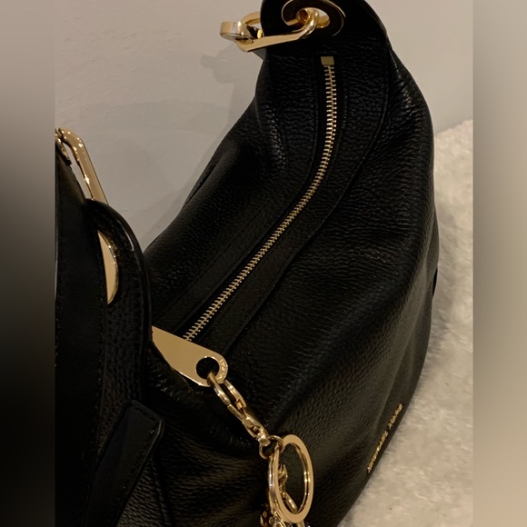 MICHEAL KORS BLACK PEBBLE LEATHER BAG WITH GOLD HARDWARE AND CHARM - Picture 8 of 16
